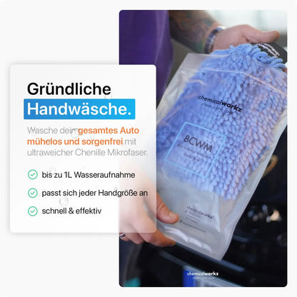Chenille Mikrofaser Waschhandschuh bei der Autowäsche mit Shampoo-Schaum
