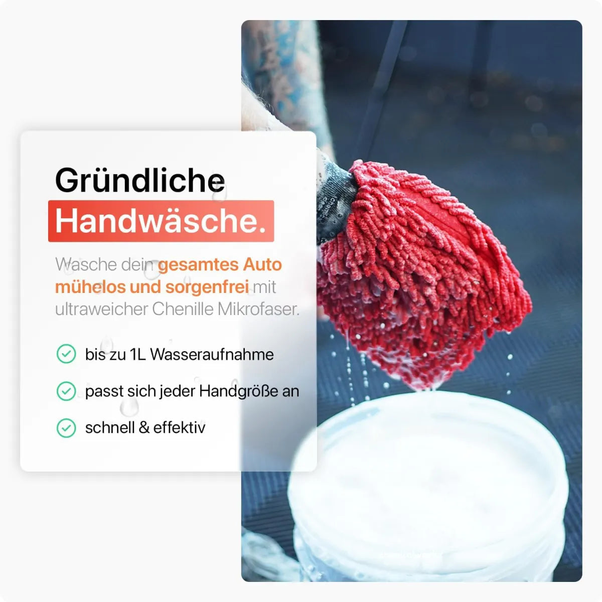 Roter Chenille Waschhandschuh bei der schonenden Handwäsche am Fahrzeug
