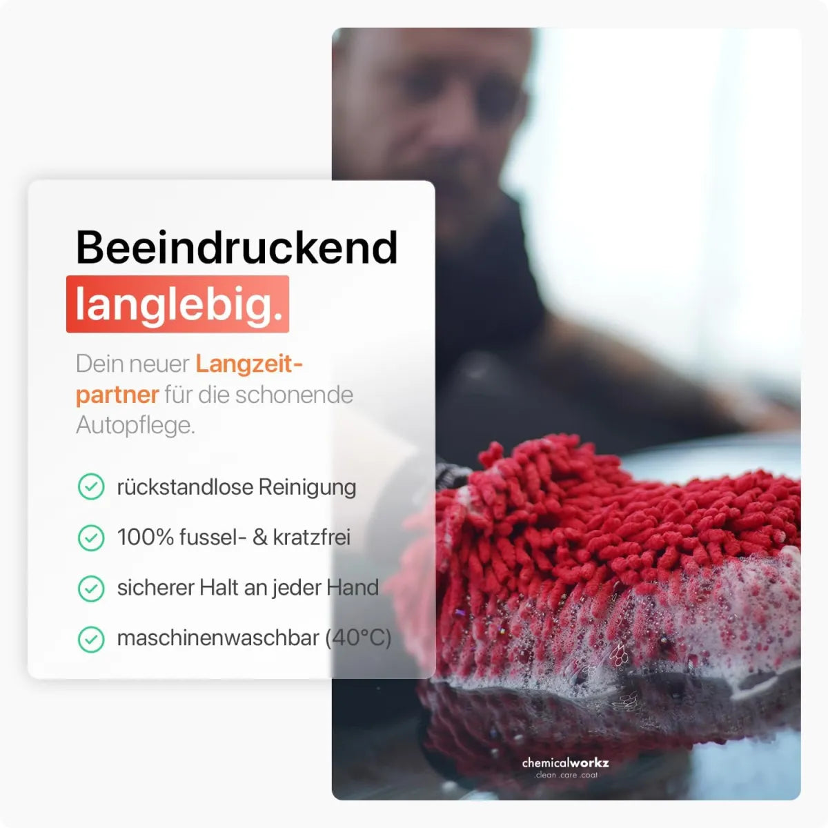 Detailaufnahme der Chenille-Mikrofaserfinger des roten Waschhandschuhs