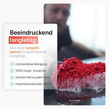 Detailaufnahme der Chenille-Mikrofaserfinger des roten Waschhandschuhs