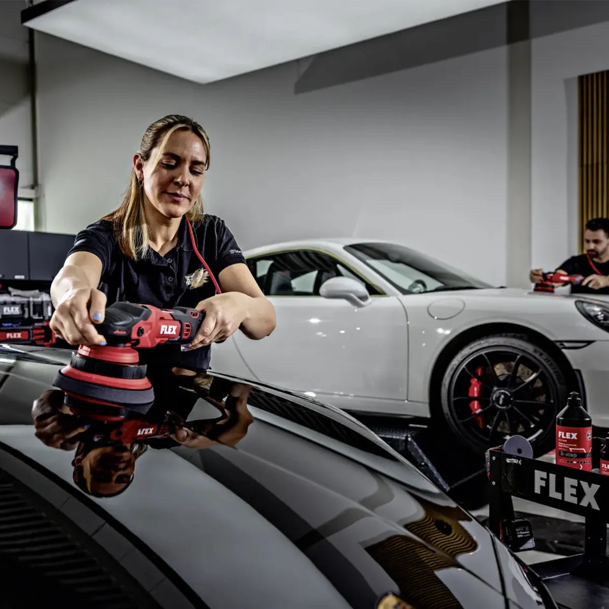 FLEX XFE 2 15 Poliermaschine im Einsatz an einem Porsche